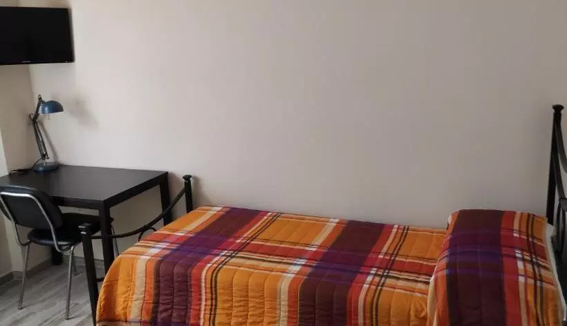 تختخواب و صبحانه Daisy