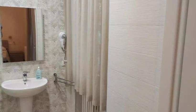 تختخواب و صبحانه Daisy