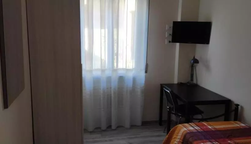 تختخواب و صبحانه Daisy