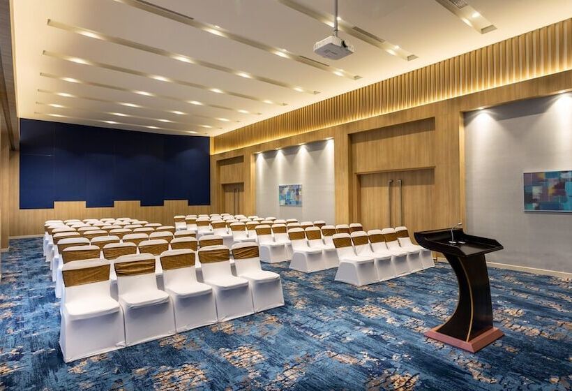 בית מלון כפרי Holiday Inn Express & Suites Bengaluru Old Madras Road, An Ihg