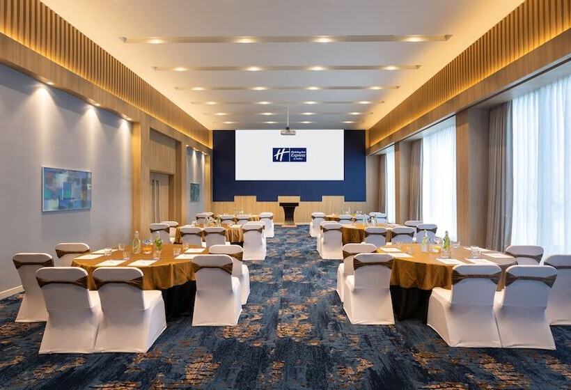 בית מלון כפרי Holiday Inn Express & Suites Bengaluru Old Madras Road, An Ihg