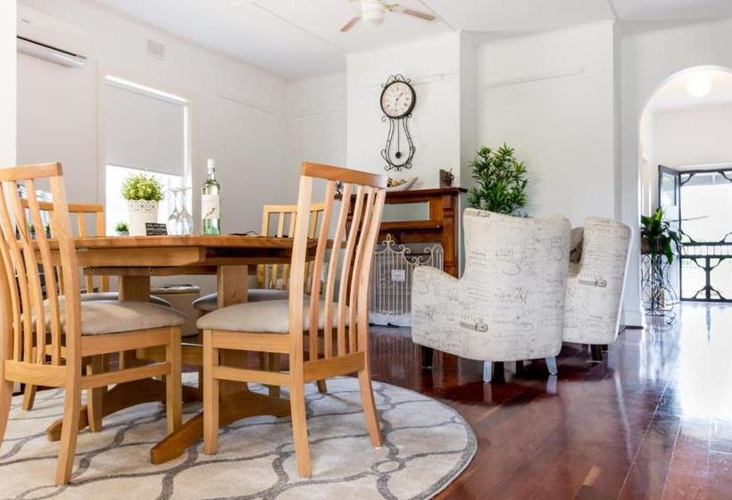 Agnes Cottage Bed & Breakfast