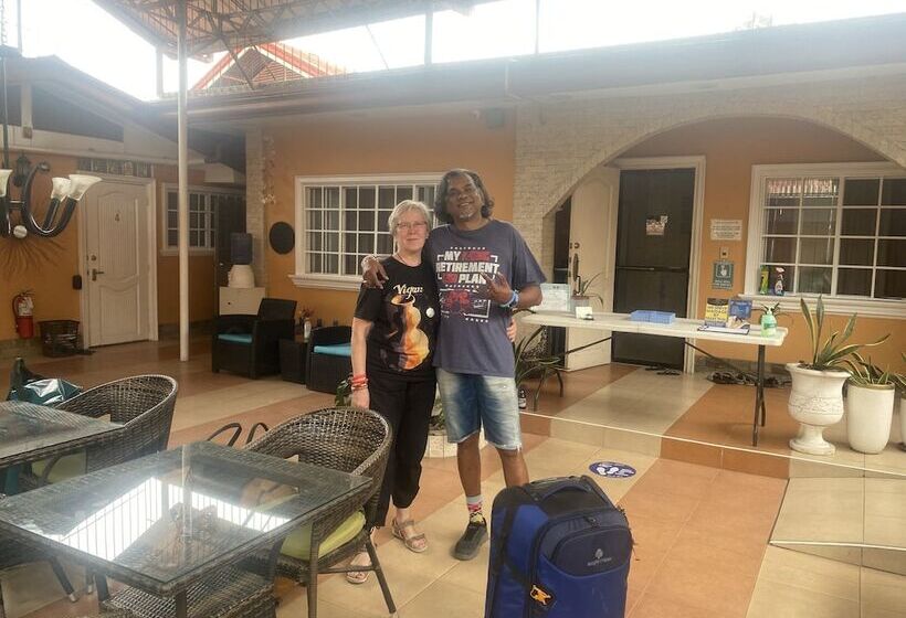 فندق صغير Little Norway Guesthouse   Mactan Cebu International Airport