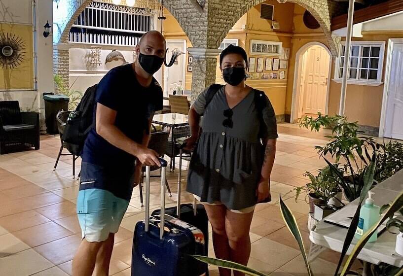 فندق صغير Little Norway Guesthouse   Mactan Cebu International Airport