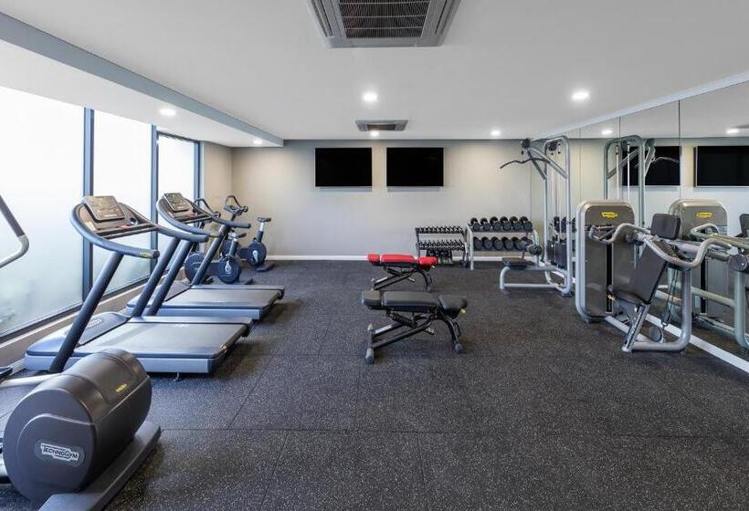 Отель Meriton Suites Coward Street, Mascot