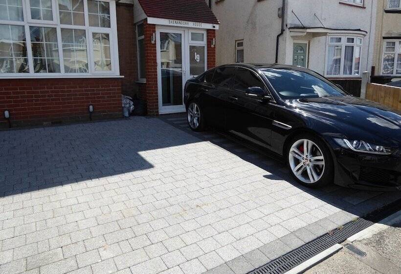 پانسیون Shenandoah House