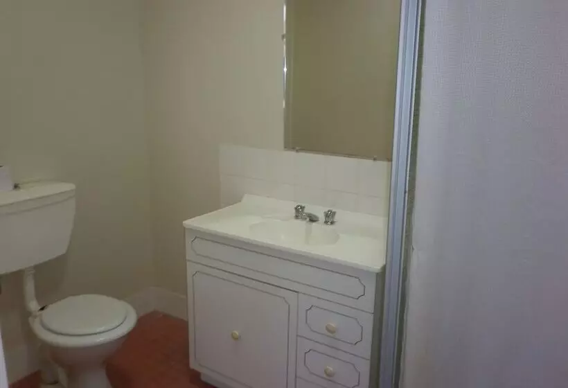 Young Budget Accommodation   Hostel