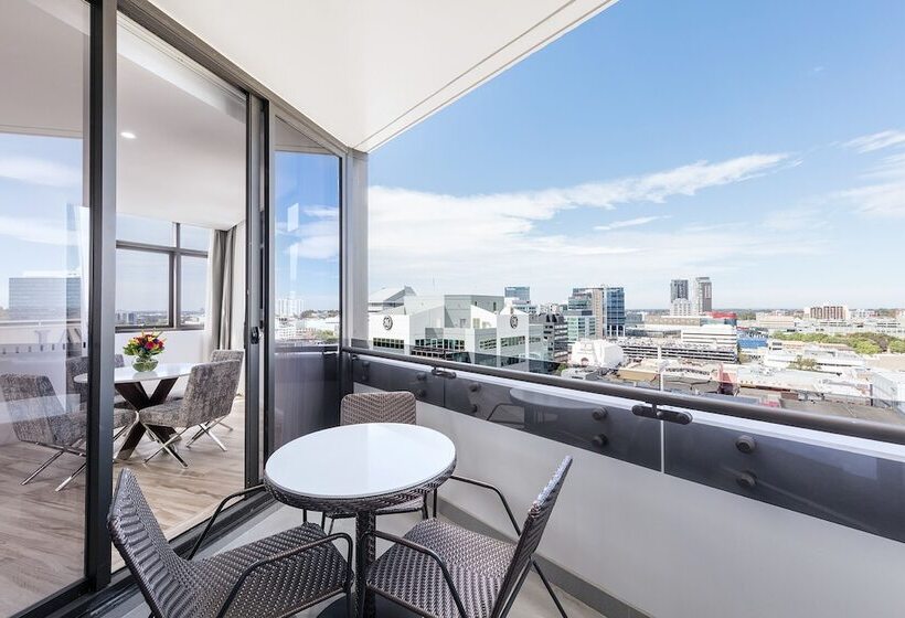 Отель Meriton Suites Church Street, Parramatta