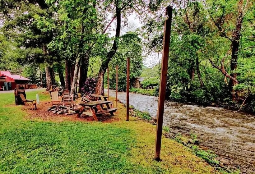 Hotelli Smoky Falls Lodge