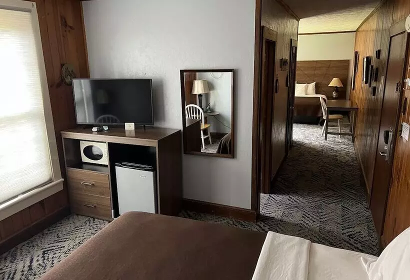 Hotelli Smoky Falls Lodge