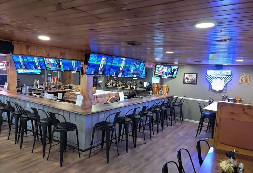 Hotelli Smoky Falls Lodge