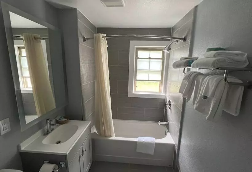 Hotelli Smoky Falls Lodge