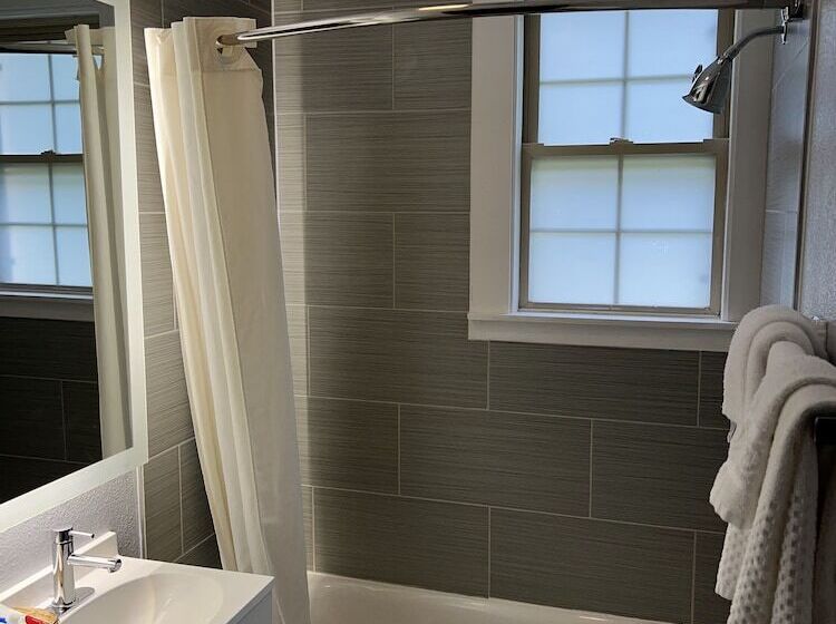 فندق Smoky Falls Lodge