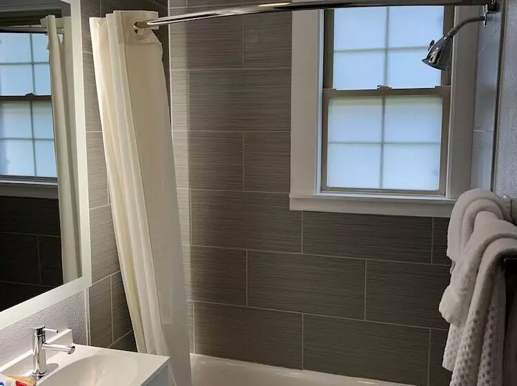 Hotelli Smoky Falls Lodge