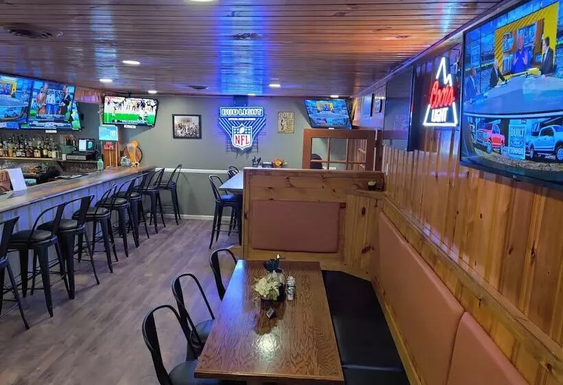 Hotelli Smoky Falls Lodge