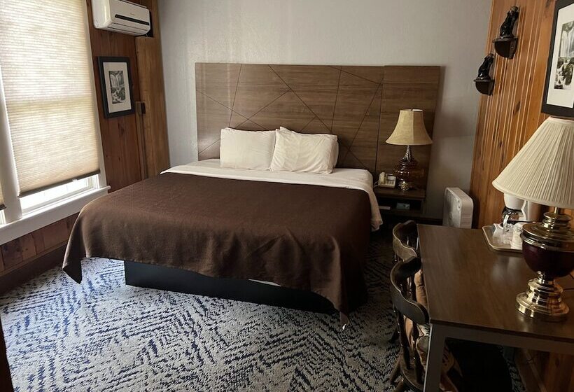 فندق Smoky Falls Lodge