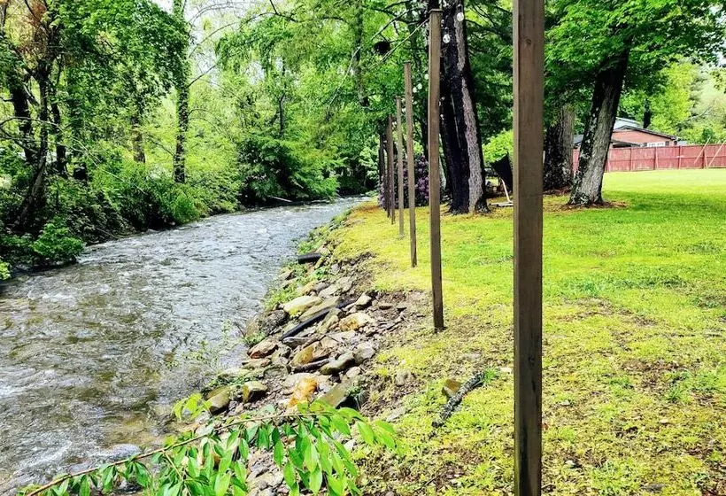 Hotelli Smoky Falls Lodge