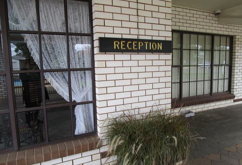 فندق على الطريق Southern Comfort Motor Inn