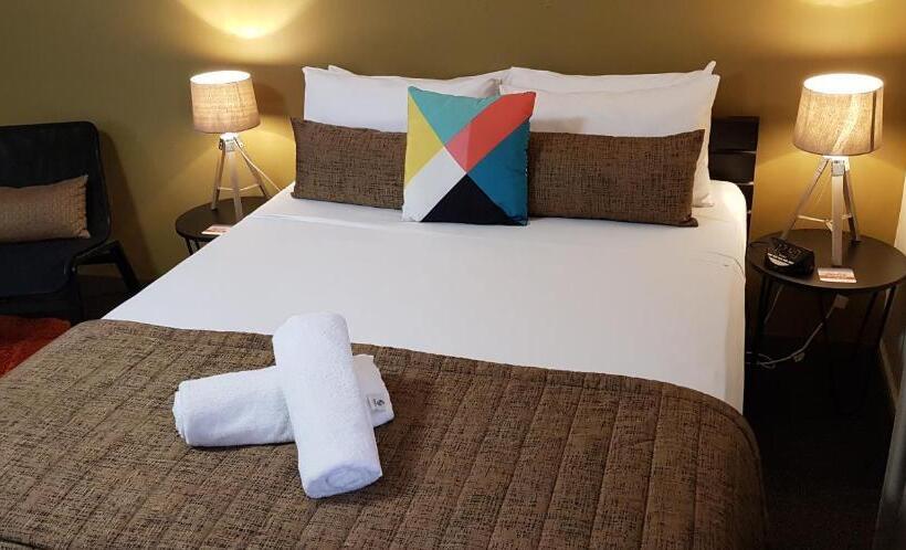 Gold Coast Airport Motel   Only 300 Meters To Airport Terminal