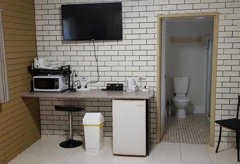 Gold Coast Airport Motel   Only 300 Meters To Airport Terminal