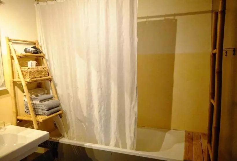 ペンション La Pierre Folle Chambres D Hôtes