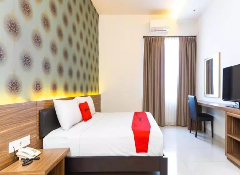 ホテル Reddoorz Plus @ Celebes Indah