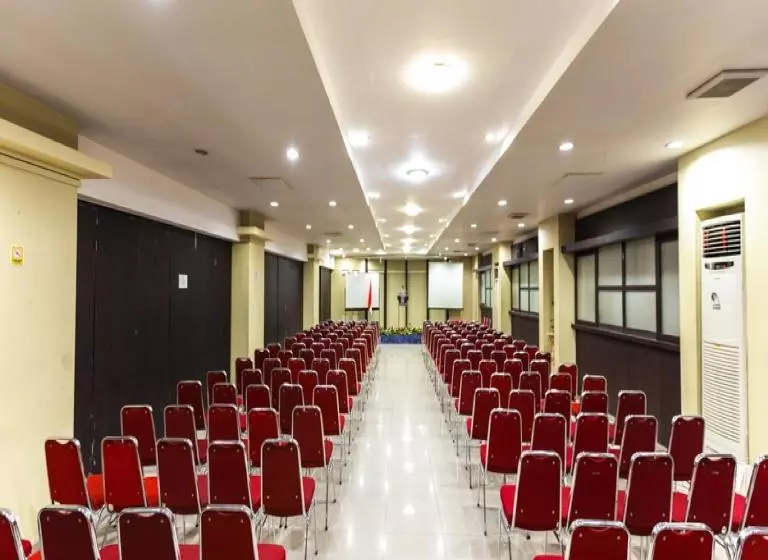 ホテル Reddoorz Plus @ Celebes Indah