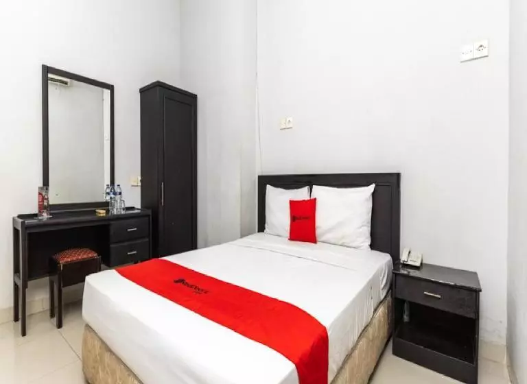 ホテル Reddoorz Plus @ Celebes Indah