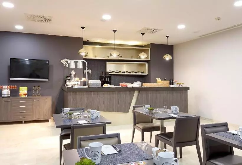 Отель Exe Zaragoza Wtc