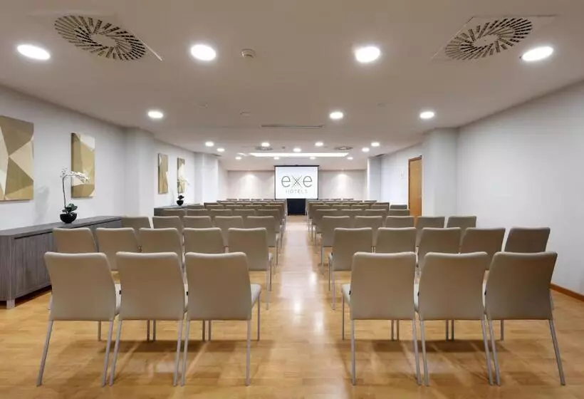 Отель Exe Zaragoza Wtc