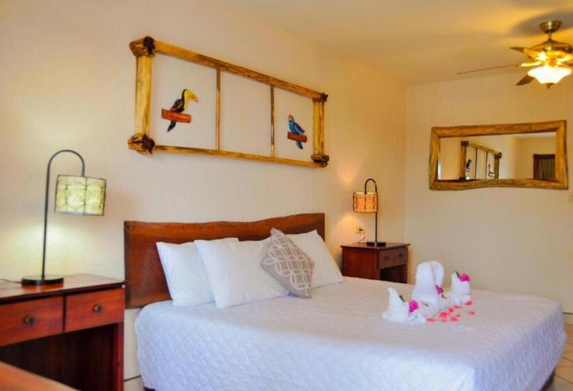 Lamanai Hotel & Marina