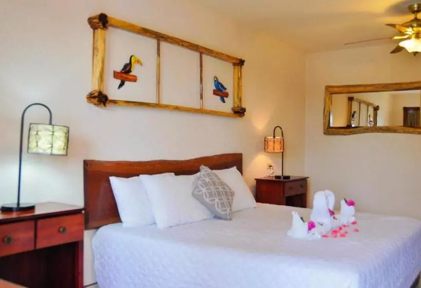 Lamanai Hotel & Marina