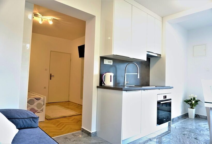 펜션 Apartment And Rooms Milak