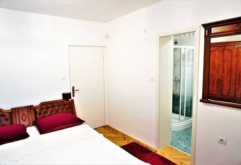 펜션 Apartment And Rooms Milak