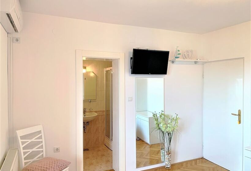 펜션 Apartment And Rooms Milak