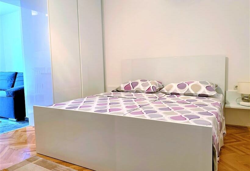 펜션 Apartment And Rooms Milak