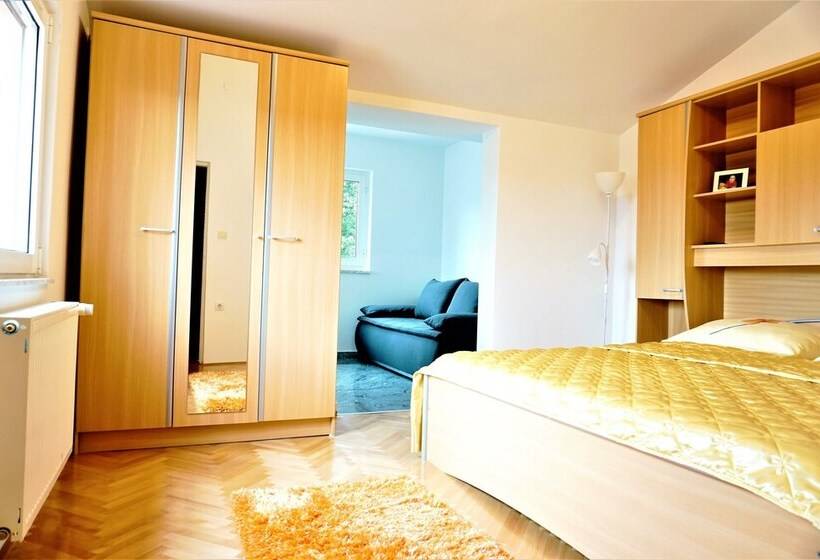 펜션 Apartment And Rooms Milak