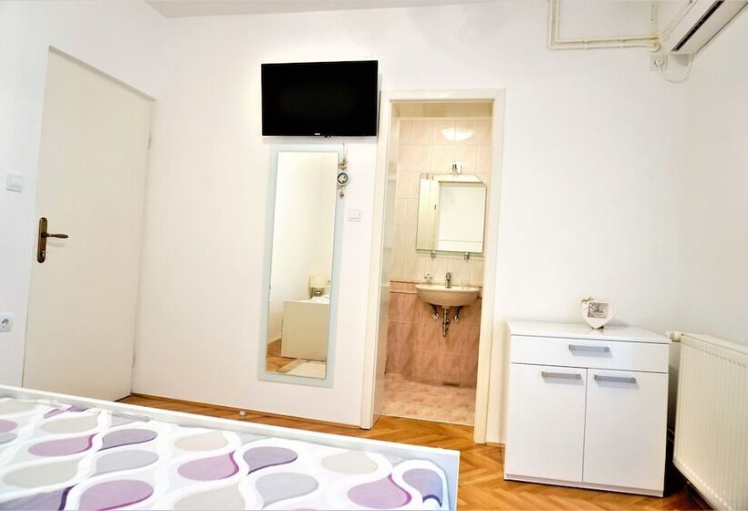 펜션 Apartment And Rooms Milak