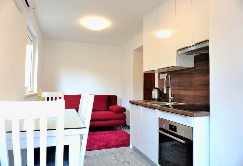 펜션 Apartment And Rooms Milak