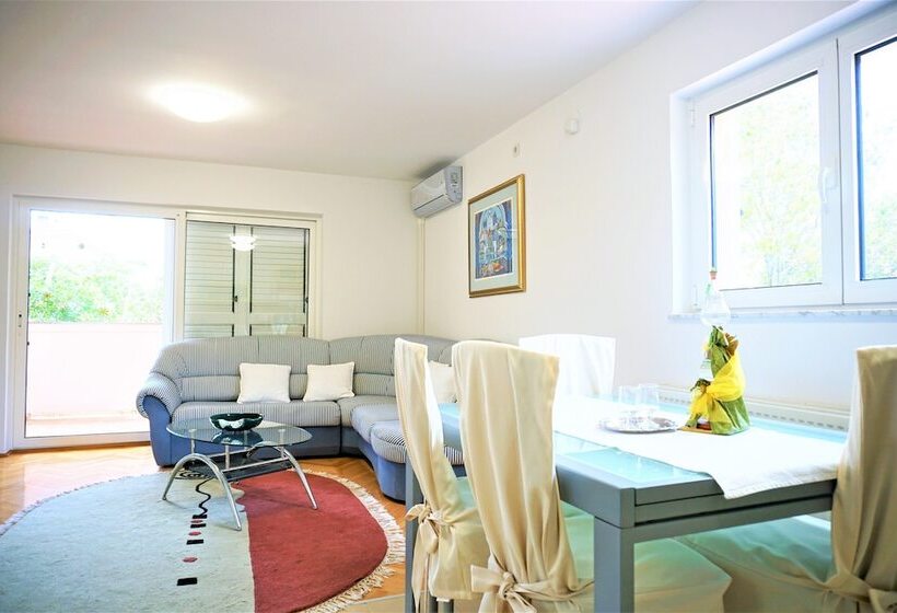 펜션 Apartment And Rooms Milak