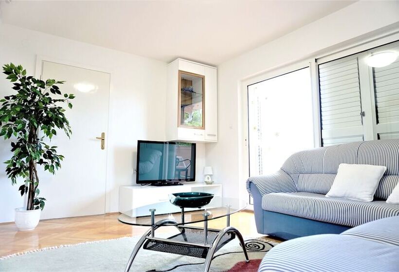 펜션 Apartment And Rooms Milak