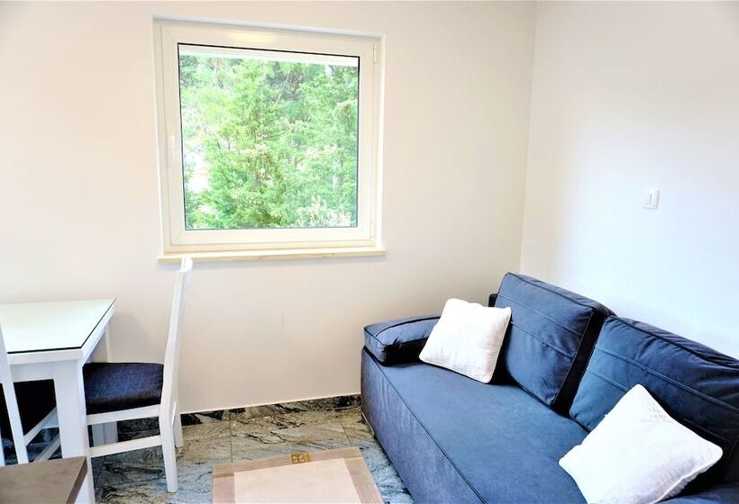 펜션 Apartment And Rooms Milak