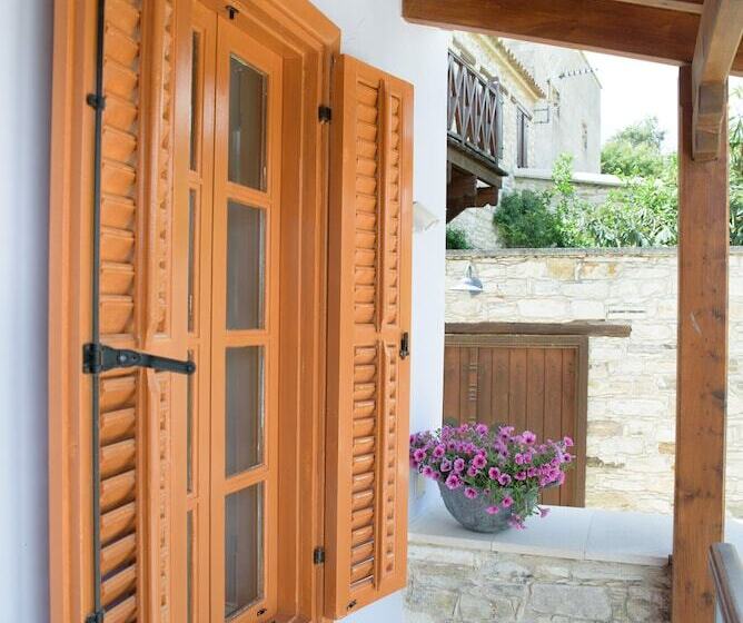 Thyone Uno Bal Cottage