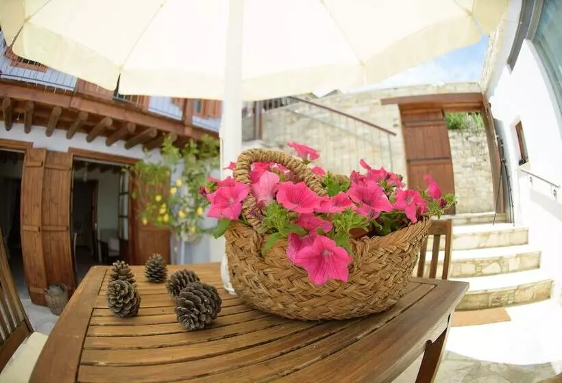 Thyone Uno Bal Cottage