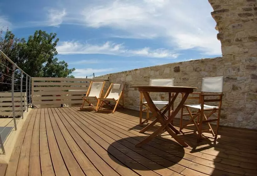 Thyone Uno Bal Cottage