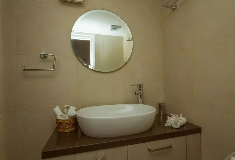 Thyone Uno Bal Cottage