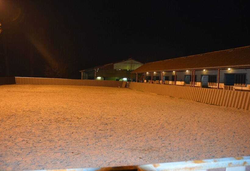 فندق Haras Des Chartreux