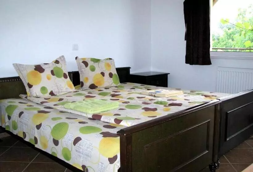 پانسیون Guest House Familia
