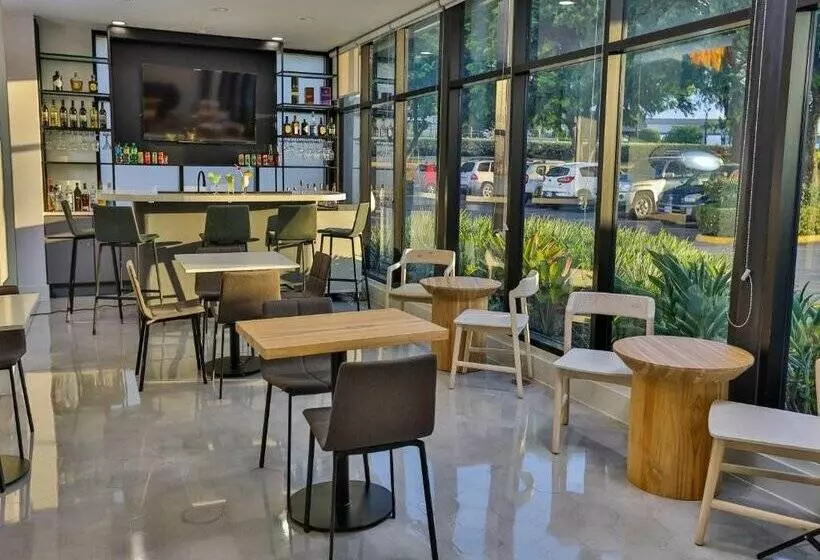 هتل Hampton By Hilton San Jose Airport