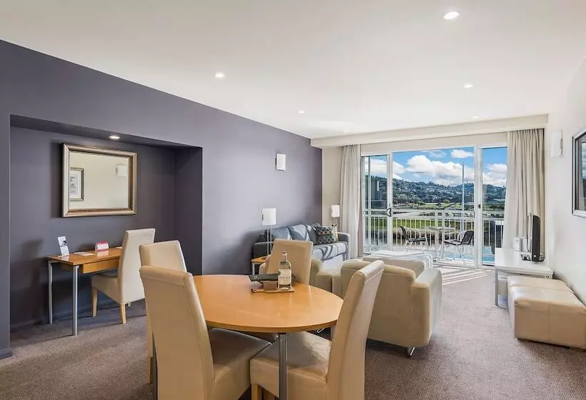 Отель Peppers Seaport